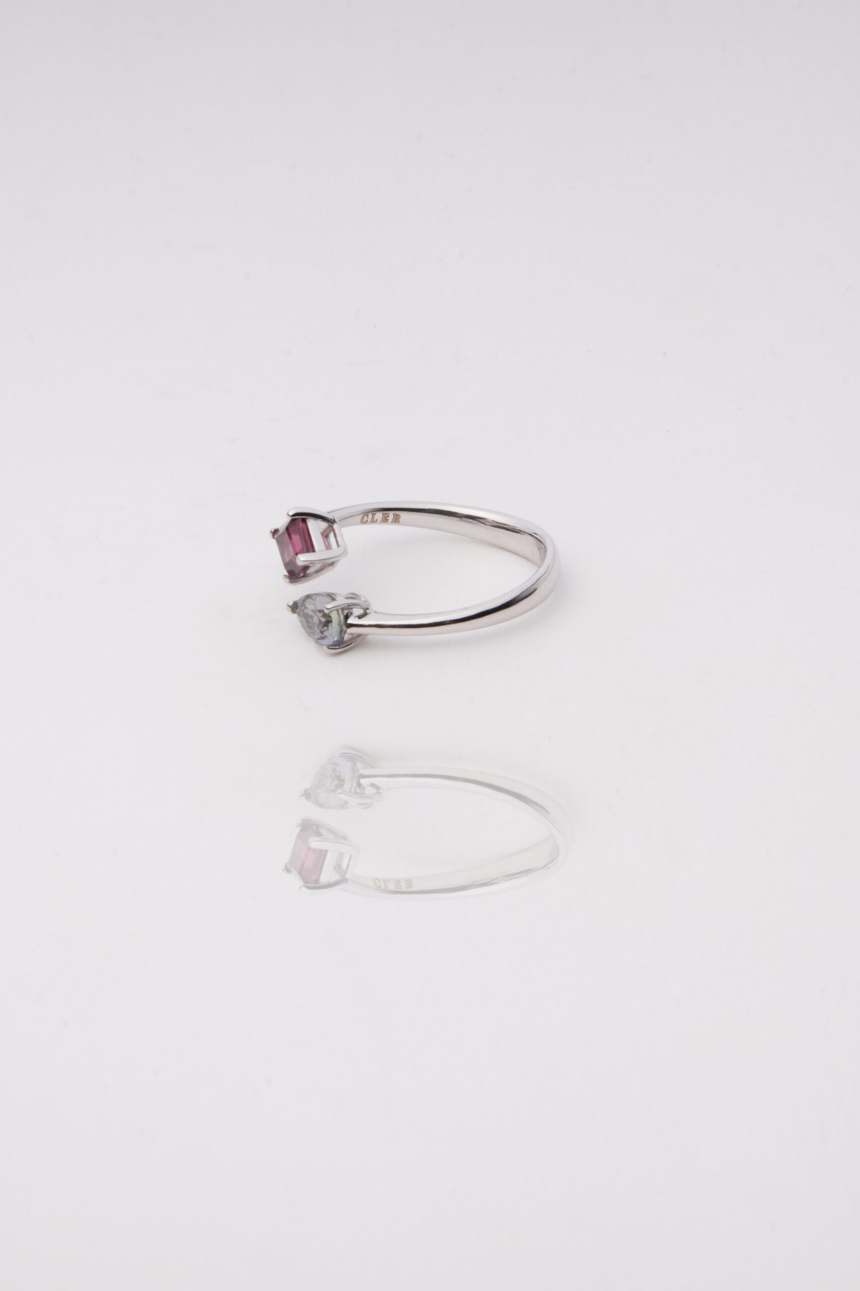 Grande Anello Da Donna In Oro Bianco Con Tanzanite Carati 11 20 E Contorno Di Diamanti Carati 0 32 G Vs1