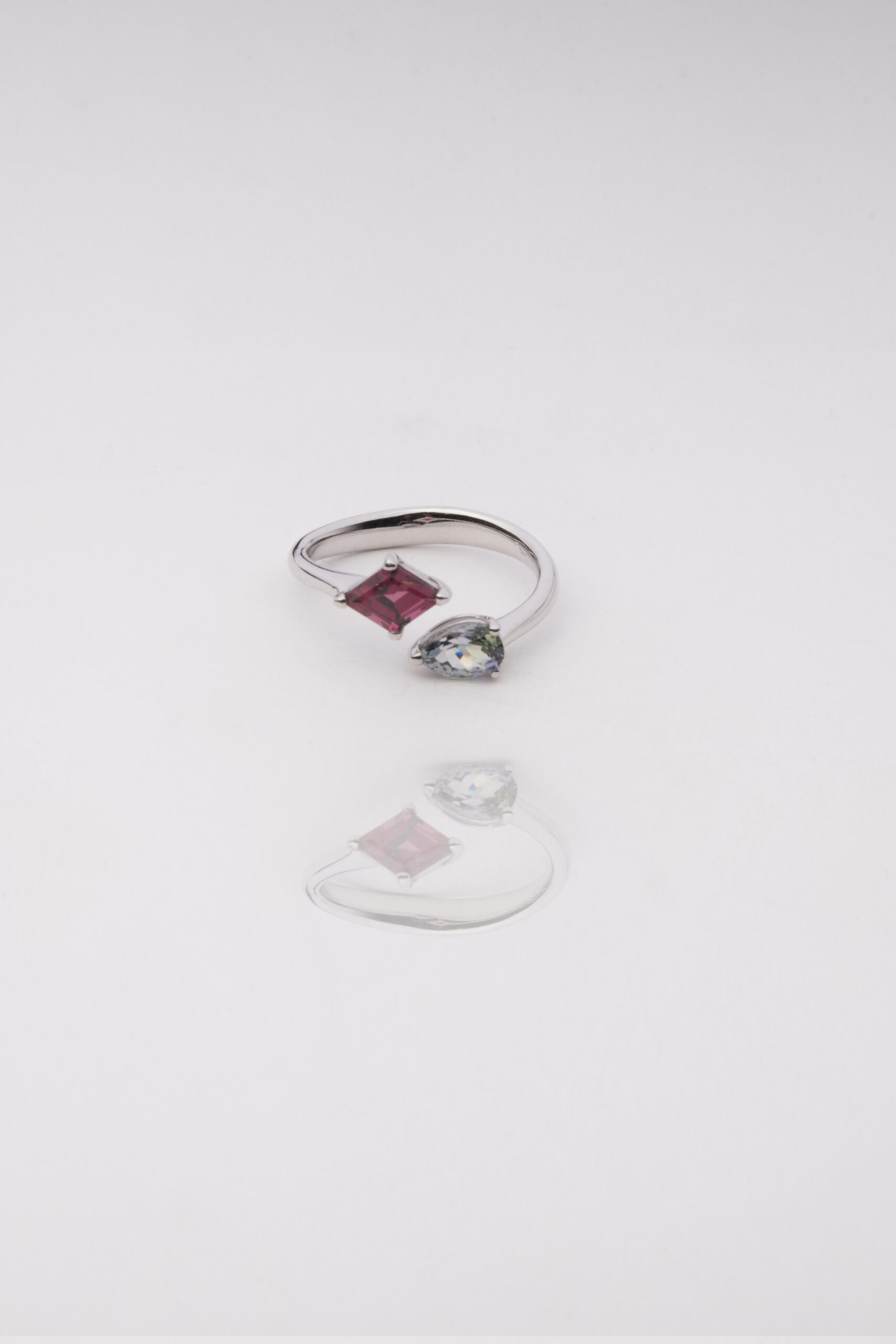 Anello in oro bianco con tanzanite e diamanti, per un